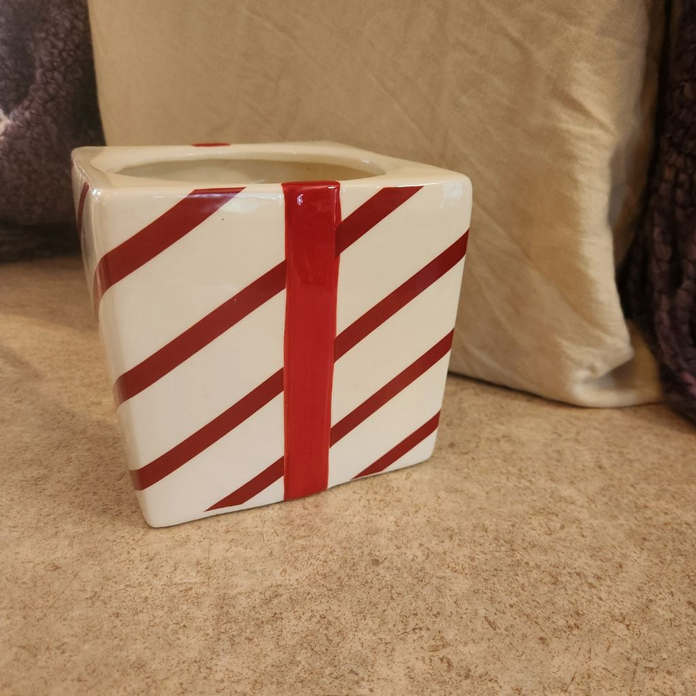 Ceramic White Red Striped Gift Box Vase/planter Great used condition! - Picture 3 of 6